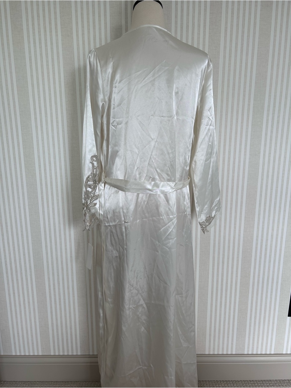 Flora Nikrooz Stella Long Robe Ivory Bridal Collection Women’s Size S/M NWT - Picture 3 of 9